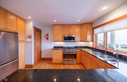 James Bay House | Oceanside Townhome