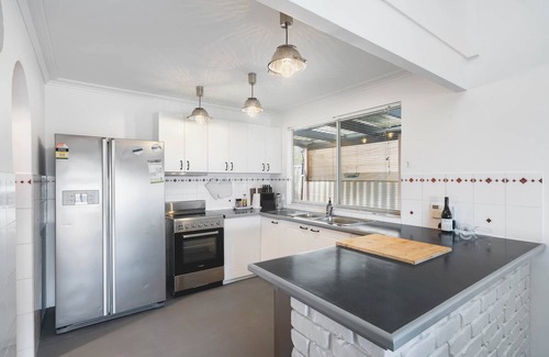 Peppermint Grove Beach House | Oceanview Manor by Peppy Beach Retreats® (10 Adults), Manor