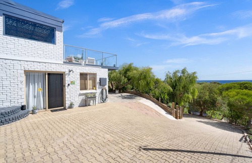 Peppermint Grove Beach Apartment | Oceanview Lodge by Peppy Beach Retreats® (5 Adults), Lodge