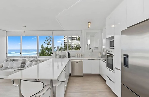 Main Beach Resort | Oceanview Apartment Steps from Main Beach
