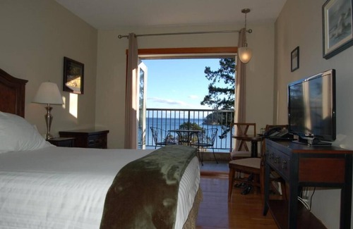 Mayne Island House | Oceanview King Bedroom - Mayne Island Resort
