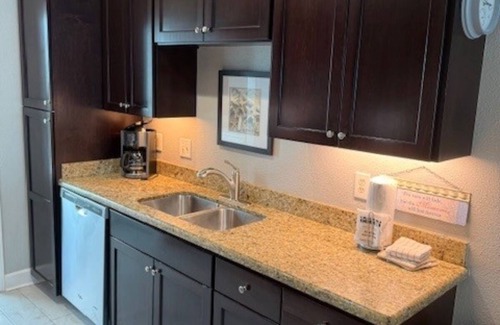 Galveston Condo | Oceanview Oasis Balcony + Pools Steps to Beach