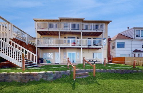 Lincoln City Apartment | Oceanview Studio on the Main Level - Nearby Beach Access, Dogs Welcome