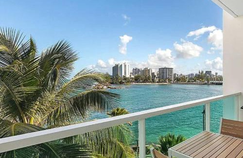 Puerta de Tierra Apartment | Oceanview Sub Penthouse, Walk to Beach & Pool