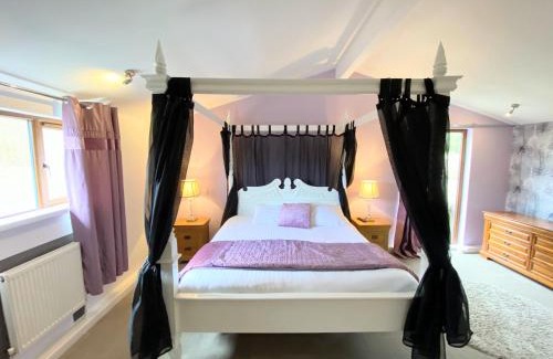 Kelty Ski Chalet | Ochil 10 with Private Hot Tub - Fife - Loch Leven - Lomond Hills