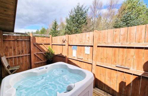 Kelty Ski Chalet | Ochil 10 with Private Hot Tub - Fife - Loch Leven - Lomond Hills
