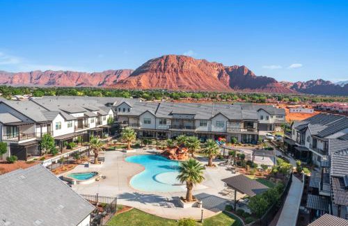 Santa Clara House | Ocotillo Springs 18 Sleeps 23, Community Pool and Hot Tub, Beautiful View of Ocotillo Springs Amenities