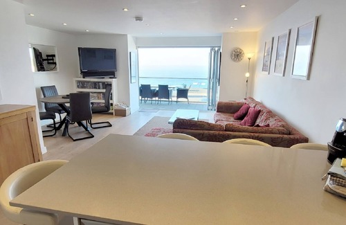 Newquay Apartment | Oct/Nov/Dec Reductions! Luxury 2 bed apartment, stunning views of Fistral Beach