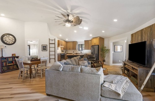 Elkland House | Octagon of the Ozark's. 10 minutes from Springfield! Remote feel, yet close.