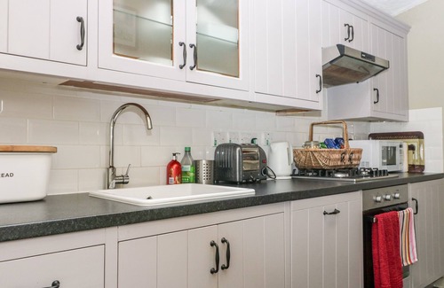 Chalford Cottage | OCTOBER COTTAGE, pet friendly in Chalford, Gloucestershire