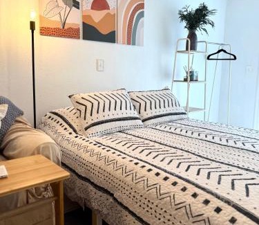 Southwest House | Oesta Palma's Guest House with BBQ & Beach Gear Near Downtown WBP