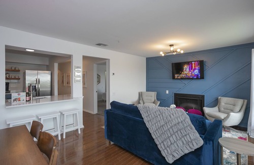 North Capitol Apartment | ❤️ of DWNTWN, Riverfront w pool, walk 2 Broadway