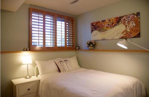 Varsity House | OFF CAMPUS UC Room