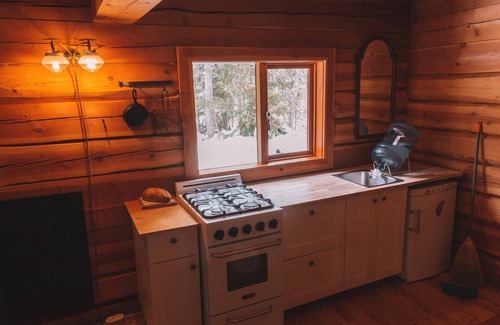 Salmon Arm Cabin | Off-grid Glamping Cabin ~ Sauna ~Larch Hills ~Near Salmon Arm