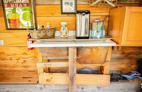 Town of Broome House | Off-Grid Glass Barn with Mountain View, Tub, Fan & Wi-fi