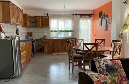 Jinja House | OFF GRID WiFi riverside 2 bed family cottage only 10km from Jinja sleeps 6