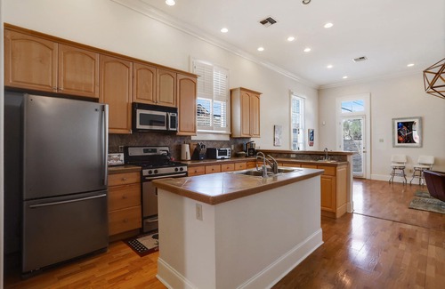 West Riverside House | Off Magazine St., Spacious, Charming Walk to Whole Foods, bars and shops