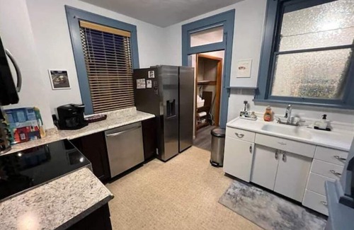 Somerset House | Off-street parking, family and pet friendly, fenced in yard, WiFi, self check-in