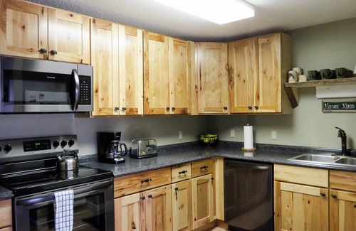 Bartlett Condo | Official Seasons RMC Condo 11G - 2 bedrooms + loft - sleeps 10 - No Fees