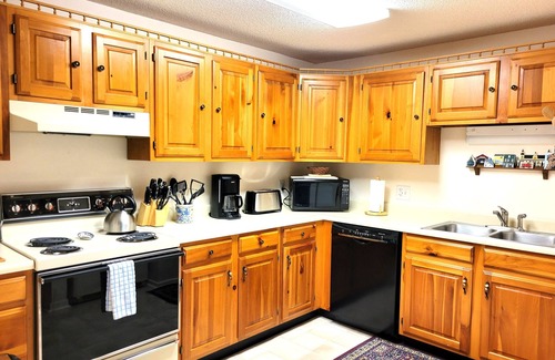 Bartlett Condo | Official Seasons RMC Condo 15C - 2 Bedroom - sleeps 8 - Dog Fees