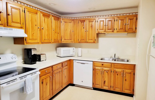 Bartlett Condo | Official Seasons RMC Condo- 2 bedrooms + loft - sleeps 10 -Dog Fees