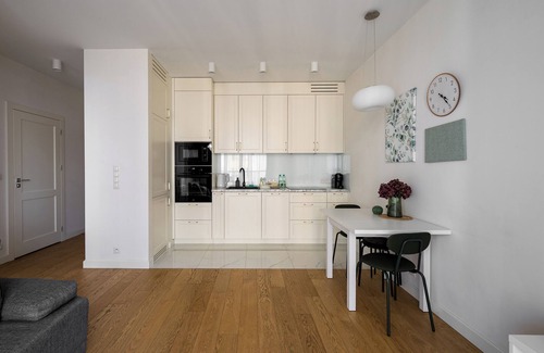 Mirow Apartment | Ogrodowa Peaceful White Apartment