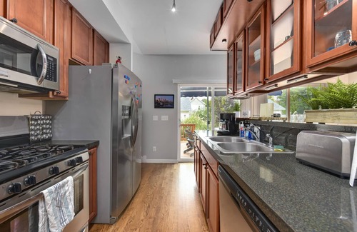 Detroit - Shoreway House | Ohio City Getaway W/Hot Tub, Pool Table and more!