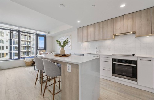 South Pandosy Apartment | Okanagan Lakefront Luxury - 2 bed 2 bath lakeview condo
