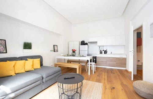 Am Alten Sudlichen Friedhof Apartment | Oktoberfest Oasis for up to 12