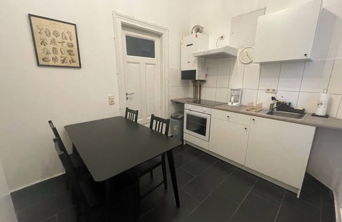 Klushof Apartment | Old building vacation apartment in the Goethe district - luxury bathroom, WiFi & space for 4 people
