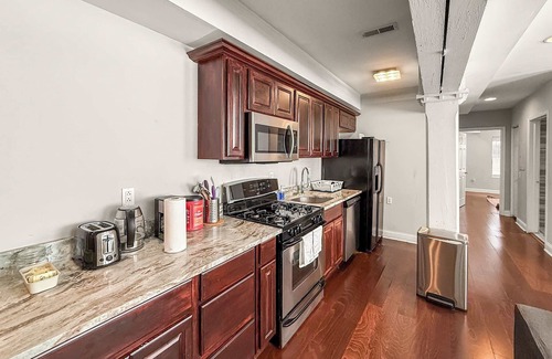 Old City Apartment | Old City Gem | Chic 2BR Retreat with Modern Comfort