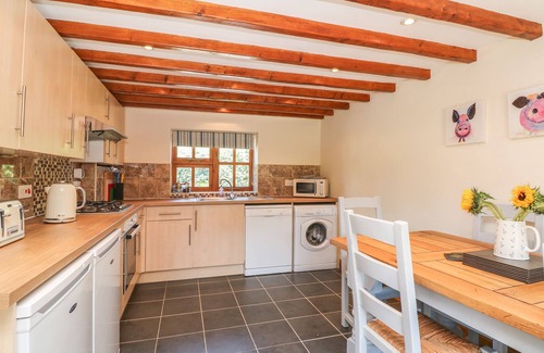 Church Stretton Cottage | OLD HALL BARN 3, pet friendly, with hot tub in Church Stretton