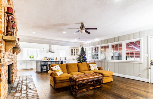 Old Irving Park House | Old Irving Park 7BR with Hot Tub