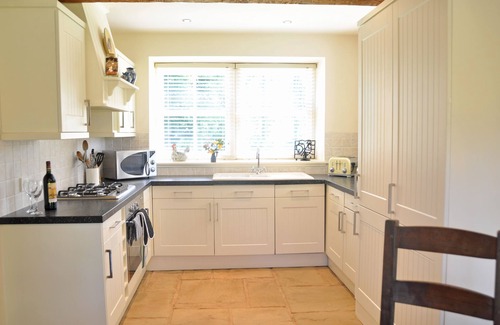 Kelso Cottage | Old Mill Cottage - sleeps 4 guests in 2 bedrooms