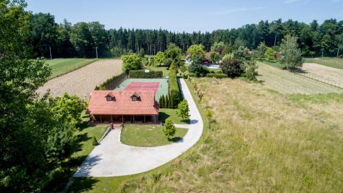 Marusevec House | Old Oak House with pool