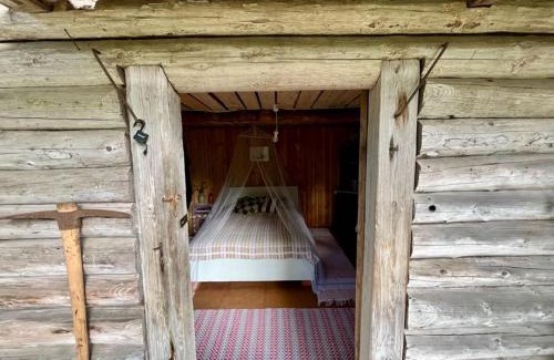 Hara Cabin | Old Silent