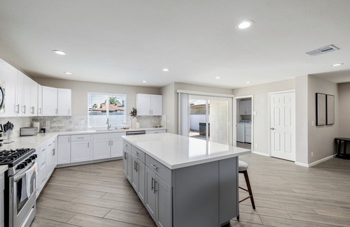 New Papago Parkway House | Old Town Game Room-Heated Pool-Hot Tub-Mini Golf!