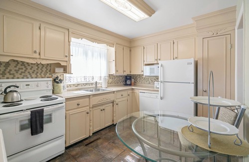 Niagara-on-the-Lake House | Old Town NOTL Cottage up to 8 guests, min to Wineries & Shaw Theatres