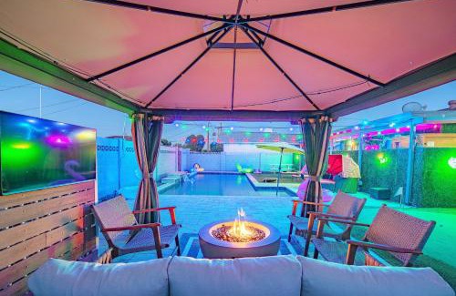 Scottsdale Estates Six Apartment | Old Town RGB Forest Bar - Pet-Friendly with Spa, Pool, Sauna, Golf, Hot Tub, Ping Pong, PS3, & Gazebo