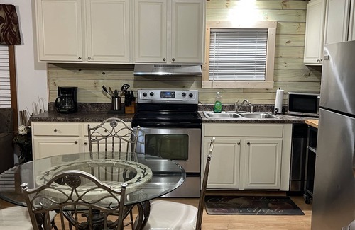 Burlington House | "Old Town Road,"House & Backyard Cozy Cabin (Next to LIon Reserve)