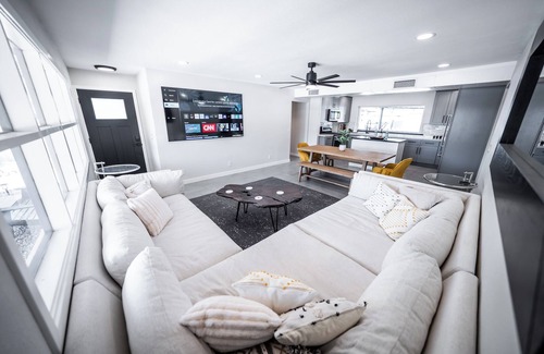 Cox Heights House | Old Town Villa - FREE Heated Pool, Hot Tub, Fire Pit, Putting Green, BBQ