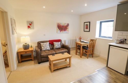 Kineton Cottage | OLDWYCHE BARNS, pet friendly, with a garden in Kineton