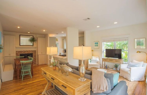 Hammocks of Seagrove House | Olive's Cottage in The Hammocks/2 Pools/Short Walk to Beach/4 Bikes