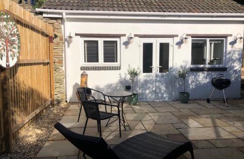 Olveston Villa | Olli's Cottage-Terrace & Jacuzzi