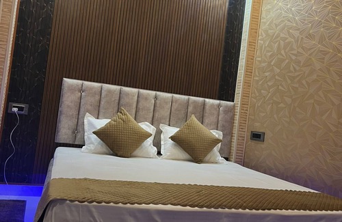 Mahmoorganj House | Om Nilay Paying Guest House By GRB