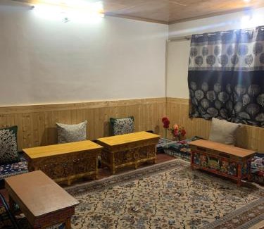 Hundur House | OMBAY GUESTHOUSE