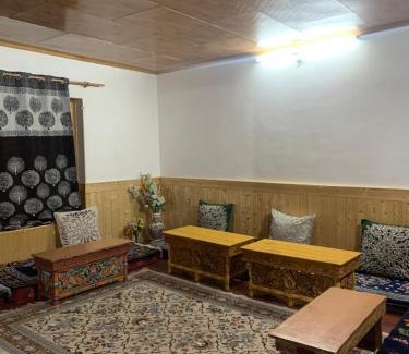 Hundur House | OMBAY GUESTHOUSE