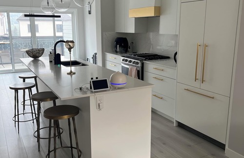 Springbank Hill House | Ombre' Home- A Stylish & Cozy Retreat for your stay!