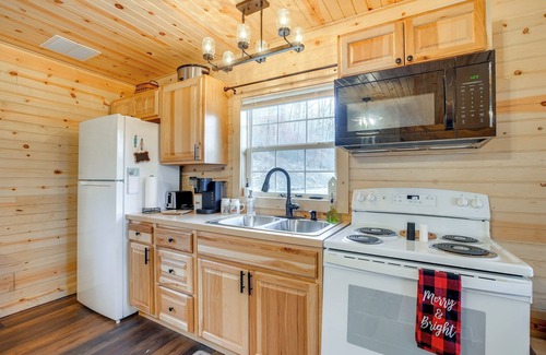 Zanesville Cabin | On 40 Acres: Charming Cabin in Zanesville!