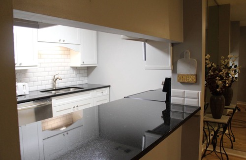 West Beach Condo | On Cougar Point - 3 minute walk to the beach - updated villa
